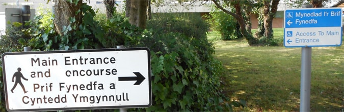 Contradictory and confusing navigation signage design